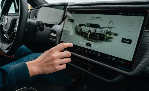 Съвременните китайски автомобили често комбинират арматурното табло и сензорния екран в един дълъг таблет, който контролира почти всичко в колата, с изключение на волана и педалите. Това причинява редица проблеми. Ако е по-студено, екранът може да замръзне, което прави невъзможно управлението на много функции. Дори скоростомера няма да се вижда. Неизправността на такъв екран прави невъзможно използването на автомобила.
