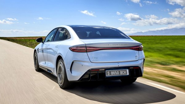 Управлението при високи скорости е по-лошо от това на японски, корейски и европейски автомобили. Окачването невинаги е адаптирано към условията, особено в държавите в Източна Европа, където пътищата са по-лоши.
