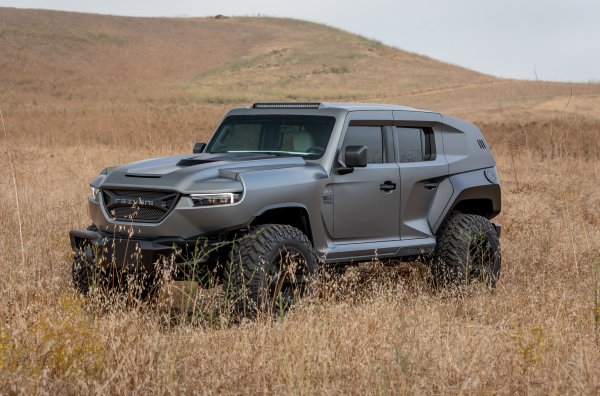 Базираната в Калифорния компания Rezvani пусна нова версия на всъдехода Tank само две години след като показа първото поколение. Милитаристичният дизайн си остана, а мощността на двигателя е над два пъти повече от 500 конски сили! Rezvani все още не е официално посочил динамиката на творението си. "Танкът" има и други козове освен мощността - геометрична проходимост, възможност за брониране от клас B7 със защита от автомат "Калашников" и опция за защита от електромагнитно поразяване от ядрен взрив! Моделът не е никак евтин: базовият с 2,0-литров двигател струва 155 000 долара, а топ версията се оценява на над 400 хиляди.