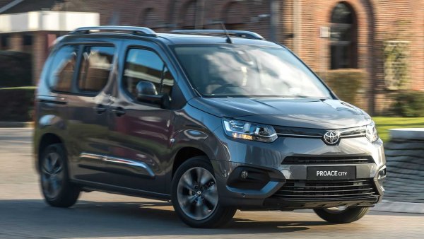 Произведен в сътрудничество със Stellantis, Proace City Verso на Toyota вероятно е една от големите неизвестни в сегмента, като предлага не само електрическа версия (136 к.с. и батерия с 50 кВт/ч, но и бензинова (110 к.с.) и дизелова (130 к.с.) . Версията L2 с дължина 4,75 метра също се предлага като опция.