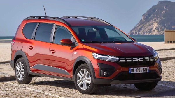 Все още съвсем новият Dacia Jogger е с 20 сантиметра по-нисък от Volkswagen Caddy и следователно не е съвсем ван, но можем да се използва по същия начин, тъй като никой модел не предлага повече пространство за по-малко пари - до 1817 литра, за бъдем точни. Дизелов двигател няма, но наскоро беше представен хибрид с мощност 140 к.с. и автоматична скоростна кутия. Освен това Dacia рекламира интегрирано легло за задната част като аксесоар, тъй като товарната дължина в Jogger е 2,0 метра.