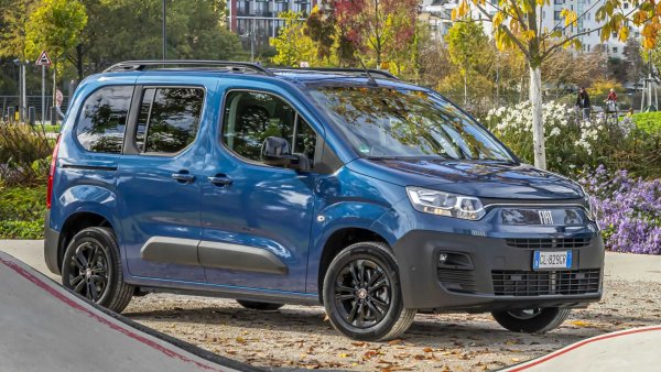 Чисто електрическият Fiat E-Dobl&ograve; излезе на пазара в средата на 2022 г. като част от почти идентичен квартет около Citro&euml;n &euml;-Berlingo. Следователно той предлага и 136 к.с. мощност, 50 кВт/ч батерия и 280 километра автономност. Fiat обаче се предлага само в стандартната версия с дължина 4,40 метра.