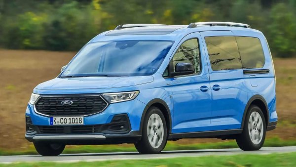 Въпреки че има различна предница, не е трудно да разпознаете връзката на новия Ford Tourneo Connect - това е настоящият Volkswagen Caddy. Нормалният Tourneo Connect е дълъг 4,50 метра, но с добавката &bdquo;Grand&ldquo; отпред се простира до 4,85 метра. В зависимост от версията багажникът може да побере между 2600 и 3100 литра.

Гамата от двигатели е широка: 1,5-литровият турбо бензинов блок дава 115 к.с., докато 2,0-литровият дизел предлага 102 или 122 к.с. Задвижването на всички колела е достъпно за най-мощната версия.