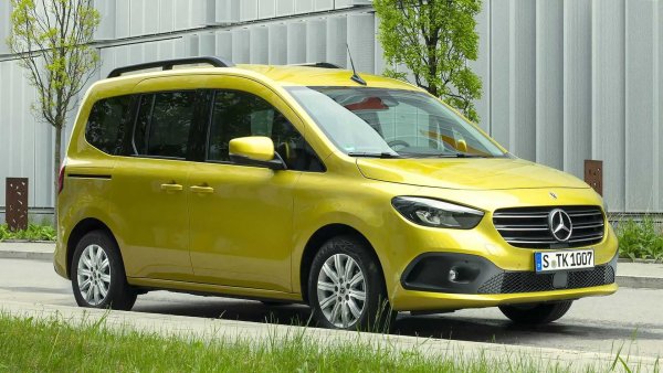 За да разграничи по-ясно туристическата версия на Mercedes-Benz Citan от товарния автомобил, марката му даде името T-Class.Германският производител се е постарал да придаде на дългата 4,50 метра T-Class повече класа от Renault Kangoo, на което е базирана.

Скоро на пазаа ще излезе и напълно електрически Mercedes EQT с пробег от 285 километра и дълга версия със седем места. Гамата от двигатели с вътрешно горене предлага два бензинови варианта със 102 и 131 к.с., както и два дизела с 95 и 116 к.с.