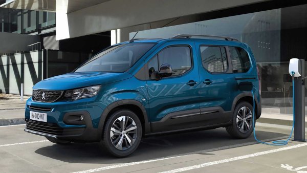 Peugeot e-Rifter е друг от квартета модели на Stellantis Group, който също се предлага с две дължини на каросерията и само в напълно електрическа конфигурация. Тя е с напълно идентични показатели на мощностт, капацитета на батерията и пробегът с една зареждане като на останалите модели от четворката.