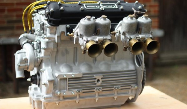 В кралските гонки Coventry Climax FPF се превръща в истински революционер. Неговата високотехнологична конструкция и изключително съотношение между мощност и тегло, съчетани с решението да бъде монтиран в средата на шасито на Cooper T43, водят до фундаментален обрат в автомобилния спорт и налагат средноразположения двигател като стандарт.

Зад волана на болидите Cooper, задвижвани от FPF, легендарният Джак Брабъм печели световната титла през 1959 и 1960 г. Впоследствие агрегатът се произвежда в различни варианти на работния обем, като намира приложение в сериите за издръжливост на спортни автомобили и дори "500-те мили на Индианаполис".

Макар в пика на възможностите си мощността му да не надхвърля 240 к.с., ниското му тегло и технологичното му съвършенство превръщат FPF в един от най-впечатляващите състезателни четирицилиндрови двигатели за всички времена.
