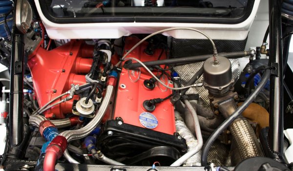 Освен Coventry Climax FPF, Обединеното кралство дава на света дълъг списък от паметни четирицилиндрови състезателни двигатели. Друг агрегат обаче, който безспорно заслужава своето място в тази класация, е легендарната серия Cosworth BD.

Проектирана от Майк Хол през 1969 г., тази серия двигатели първоначално използва чугунения блок на Ford Kent, преди да еволюира в един от най-емблематичните задвижващи агрегати в историята на моторните спортове. Първата модификация от гамата е 1,6-литровият BDA, който съчетава споменатия блок с изключително модерна за времето си 16-клапанова цилиндрова глава с два горни разпределителни вала.
