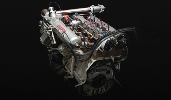 Докато двигателите Cosworth BDT и BDT-E на Ford RS200 остават в историята като символи на дивата рали ера от Група Б &ndash; период, в който са разработени някои наистина безумни задвижващи агрегати, &ndash; друг не по-малко впечатляващ мотор, роден в славните години на същата тази група, идва от Италия, за да задвижва емблематичната Lancia Delta S4.

Разработен под кодовото име Tipo 233 ATR 18S, този легендарен четирицилиндров двигател е дело на инженерните експерти от Abarth. Те подхождат към проекта изключително креативно, за да се справят с основните недостатъци на системите за принудително пълнене от онова време.
