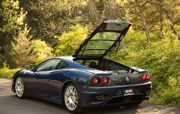 Това е моделът, посочил в края на 90-те години как ще се развива дизайнът на автомобилите на Ferrari в близко и дори по-далечно бъдеще. Днес 360 Modena не е сред любимите коли на колекционерите, но има важна роля в историята на марката. Съмненията на клиентите за възможностите на V8 двигателя се разсейват още на първите тестове, а прецизното управление и стабилното поведение на пътя получават изключително високи оценки.
