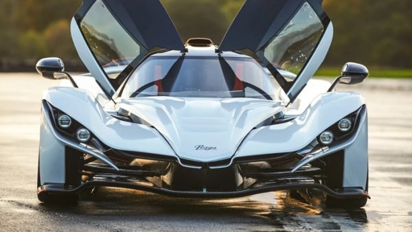 Суперавтомобилът Bohema е лек спортен автомобил, произведен от чешката компания Praga. Дебютира през 2022 г. Bohema се чувства страхотно както на състезателната писта, така и на пътя. Общо 89 бройки ще бъдат направени в чест на 89-ата годишнина от победата на марката в състезанието на 1000 мили през 1933 г. Производството ще се извършва в Чехия, а цената на модела ще е около 1,5 милиона долара.

За разлика от много други подобни автомобили, Bohema не е базиран на прототип, а е разработен от нулата. 3,8-литровият V6 двигател с двоен турбокомпресор произвежда 700 к.с., което позволява на Praga Bohema да развива скорост от 300 км/ч.
