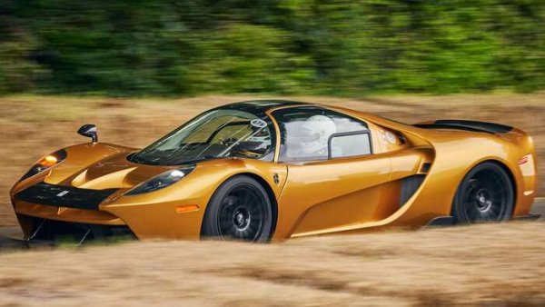 Двувратото купе SCG 004 е дело на автомобилния производител Scuderia Cameron Glickenhaus. Това е вторият му модел. Начало на производството бе поставено през 2020 г. Пътната версия на суперавтомобила е с ретро дизайн, който препраща към стари модели Maserati. Неговата особеност е, че заедно с мястото на водача има три централни пътнически седалки.

Автомобилът е оборудван с 6,2-литров V8 двигател с компресор, който произвежда 650 к.с. Версията Competizione Stradale, която може да премине от състезателна към пътна конфигурация, пък е оборудвана с двигател с мощност 850 к.с. Цената е 480 000 долара.
