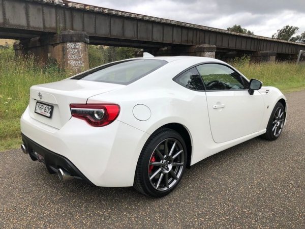 Нека започнем с факта, че Toyota GT86 е евтина, тъй като има някои конструктивни проблеми, които са често срещани (и доста глупави). Например, в задните светлини влиза вода, страничните прозорци са склонни да отказват или да се драскат, докато се отварят и т.н.

Toyota е достъпна и по друга причина &ndash; тя е с 2,0-литров двигател с 4 цилиндъра, който няма турбокомпресор. Моторът е сравнително прост и се използва детайли от агрегатите на най-евтините и надеждни модели на Toyota. Това го прави и доста желан.