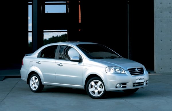 Преди три десетилетия корейската Daewoo с право беше наричана автомобилен гигант. Освен това не толкова отдавна някои модели под тази марка продължаваха да излизат на пазара. Въпреки това Daewoo бе обявена в несъстоятелност през 1999 г. и разпродадена на части. В интерес на справедливостта трябва да се изясни, че узбекското производство на реплики на Chevrolet Aveo под името Daewoo Gentra продължиха да излизат на пазара до 2015 г., а повечето марки под някога известната корейска марка сега се правят под името Chevrolet.