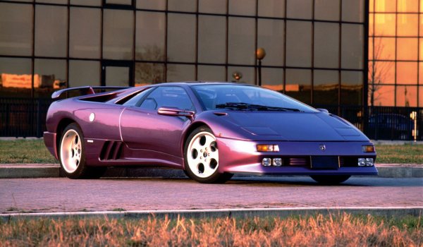 Историята на Lamborghini е една от луксозните гранд туръри до истинските суперавтомобили. След успеха на Countach в края на 1980-те години стана ясно, че е необходим нов флагман. Така през 1990 г. се появява Diablo, модерен суперавтомобил със среден двигател, разработен под ръководството на дизайнера на Chrysler - Том Гейл. 

За 11 години производство Diablo стана не само по-успешен от своя предшественик в продажбите, но и осигури статута на марката като производител на истински суперавтомобили. Най-мощната версия - SE1993 30 Jota, се задвижва от 5,7-литров V12 с 595 к.с., което го прави един от най-бързите автомобили на своето време.
