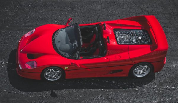 След легендарния F40 Ferrari трябваше да изненада света отново. През 1995 на автомобилното изложение в Женева беше представен F50 - напълно нов суперавтомобил с атмосферен 4,7-литров V12, базиран на двигателя на автомобила от Формула 1 от 1990. 

Мощността е 513 к.с., а характерът е по-дружелюбен и по-управляем от този на F40. Въпреки дебата за дизайна и „суровостта“ в сравнение с предшественика си, F50 се превърна в едно от най-технологично напредналите и редки Ferrari на 90-те години.
