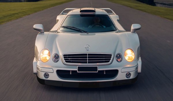 В средата на 1990-те години ФИА актуализира правилата за GT Championship и Mercedes-Benz реши да предизвика McLaren F1. Така се ражда CLK GTR - автомобил със среден двигател, който доминира в състезанията. За хомологация са построени 28 пътни версии на Strassenversion с 6,9-литров V12 с 622 к.с., а няколко екземпляра получиха още по-мощен 7,3-литров двигател с 655 к.с.
