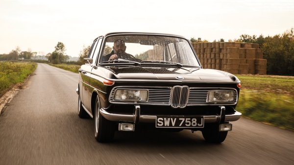 В официалните анали на BMW като главен дизайнер на 2000 и останалите модели от Neue Klasse серията е посочен Вилхелм Хофмайстер. Но и той самият признаваше водещата роля на "консултанта" Микелоти