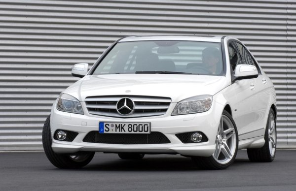 Най-продаваният премиум модел в България, и най-продаваният седан. Солидният аванс пред BMW 3 Series и Audi A4 се запазва, както и шансовете да бъде изпреварен дори абсолютният лидер у нас - макар и не в близките месеци. Регистрациите на С-класата растат с 8% на годишна база. Най-популярните версии все така са дизеловите 220 CDI и 200 CDI.
