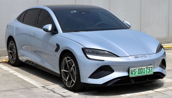 Eлектрически седан приблизително с размерите на VW Arteon, който се предлага с два варианта на батерия - 61 или 82 киловатчаса, и с пробег между 460 и 570 км по тестовия цикъл WLTP. Максималната скорост е ограничена на 180 км/ч. Seal има 15.6-инчов екран на мултимедията, 10-инчов дисплей за приборите и аудиосистема Dynaudio с 12 говорителя. 
В Китай цената на базовата версия е около 24 700 eвро. В Германия Seal, с доста различно оборудване и повече системи за сигурност, започва от 47 000 евро.
