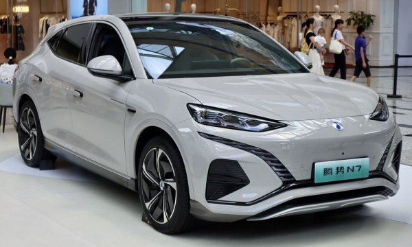 Denza първоначално бе създадена като джойнт-венчър между BYD и Mercedes-Benz, но през 2021 германците намалиха дела си от 50 до 10%. 
N7 е средноразмерен кросоувър, технологично близък до BYD Seal и BYD Song, но в по-висока ценова категория. Батерията е 82.5 кВтч, като китайците обещават 1000 километра пробег с едно зареждане за варианта Long Range. Мощността варира между 313 и 530 конски сили. 
