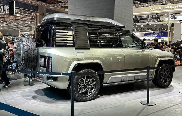 Yangwang е премиум марката на BYD, в която компанията за пръв път въведе новата си платформа с индивидуално задвижване на всяко колело. U8 дебютира тази година като луксозен SUV с плъг-ин хибридна система от двулитров бензинов мотор и четири електромотора, със съвкупна мощност 1196 конски сили. Ускорението от 0 до 100 км/ч отнема 3.6 секунди. 