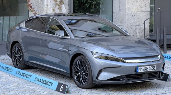 Петметров представителен седан, който първоначално бе плъг-ин хибрид, но миналата година се появи и чисто електрическа версия. Вероятно ще се появи и в Европа, ако се съди по появата му на автосалона в Мюнхен тази есен. Върховата версия обещава 715 км с едно зареждане; по-базовата дава 610 км, но това е по китайския тестов цикъл. 
