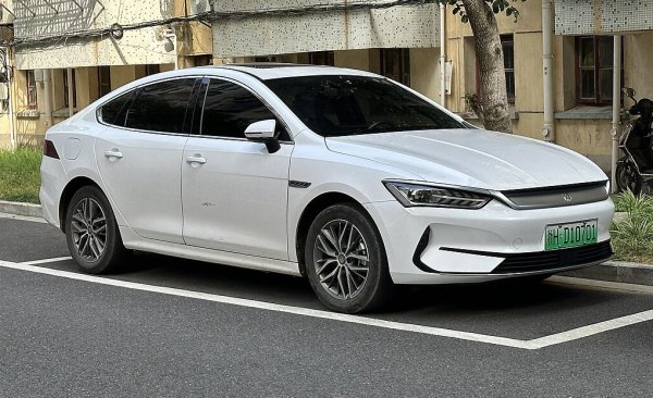 4.76-метров седан, който има и хибридна, и чисто електрическа версия. По данни на Bloomberg, последната изпреварва по продажби Tesla Model Y на китайския пазар тази година. 
