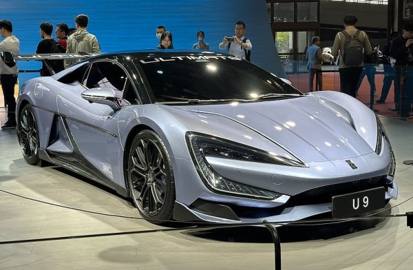 Първият спортен модел на дъщерната марка на BYD бе представен на автосалона в Шанхай тази година с цена около 1 милион юана - 126,000 евро. Има 100-киловатчасова батерия и четири електромотора, които дават обща мощност от 1099 конски сили. По данни на компанията, ускорението 0-100 км/ч отнема под 2 секунди. 