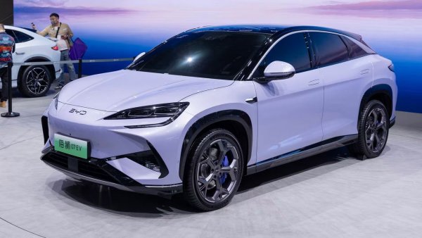 Най-новото попълнение в т. нар. "океанска" серия на BYD е този електрически кросоувър, директно планиран да се конкурира с Tesla Model Y. Дълъг 4,80 метра, той е доста по-евтин от Model Y в Китай - цените се простират от 200,000 до 260,000 юана (от 25,000 до 33,000 евро), докато кросоувърът на американската марка струва между 266,000 и 364,000 юана. Със сигурност ще дойде и на европейския пазар. 
