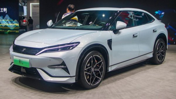 Електрически кросоувър с дължина 4.84 метра, чиято върхова версия развива впечатляващите 517 конски сили. Song ползва новото поколение батерии BYD Blade, където литиево-йонната технология е заменена с литиево-желязофосфатна. Има и плъг-ин хибридни варианти с бензинов двигател. 