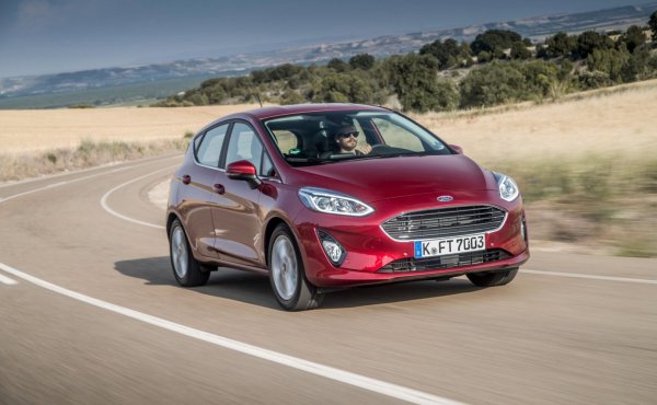 Ford Fiesta в предишната си версия вече не се предлага, но последното поколение на германския компактен автомобил от американската марка харчи 4,00 л/100 км през 2017. Версията Fiesta 1.0 Ecoboost 100 HP Manual Plus е оборудвана с 1,0-литров турбо бензинов двигател със 100 к.с. и 6-степенна ръчна скоростна кутия.

Петвратият хечбек има дължина 4,04 метра и багажник с обем 311/1093 литра. Продавана между 2017 и 2022, в момента тази Fiesta в момента струва около 14 000 евро на пазара за употребявани автомобили.
