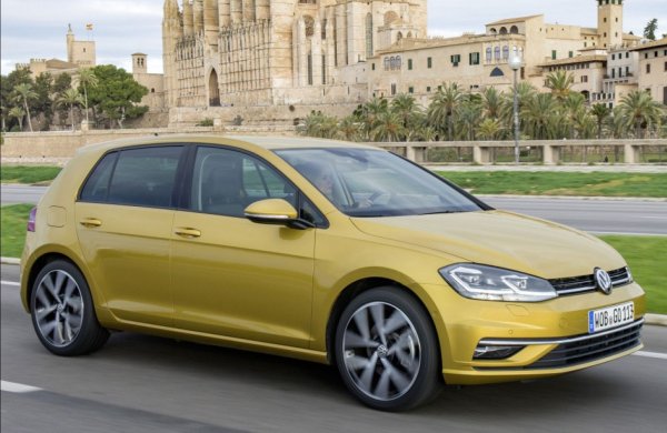 Най-големият автомобил в тази класация на най-икономичните употребявани бензинови автомобили е Volkswagen Golf, по-специално моделът от седмо поколение от 2017 г. с двигател 1.0 TSI, способен да изразходва само 4.00 л/100 км. Версията Golf 1.0 TSI BMT 110 HP Manual Business се задвижва от трицилиндров бензинов двигател с турбокомпресор и мощност 110 к.с. с 6-степенна ръчна скоростна кутия. 

Дължината на автомобила е 4,26 метра, а багажникът му побира от 380 до 1270 литра. Предлаган до 2019, този употребяван Golf сега струва около 15 500 евро.
