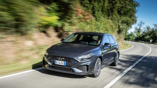 Този компактен петврат модел все още е в ценовия списък. През 2021, със своя мек хибриден бензинов двигател, той също постигна отличен среден разход на гориво - 3,90 л/100 км. Това е версията Hyundai i30 1.0 T-GDI 120 к.с. 48V Manual N Line, която се задвижва от 1,0-литров трицилиндров mild hybrid бензинов двигател, произвеждащ 120 к.с., и 6-степенна ръчна скоростна кутия.

Корейският модел е с дължита 4,34 метра, а багажникът му побира между 395и 1301 литра. Този Hyundai се продава от 2020 до 2024., а в момента има средна стойност от около 16 000 евро на пазара втора употреба.
