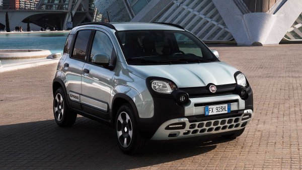 Fiat Panda, сега известен като Pandina, също с право попада в този списък с най-ефективните употребявани автомобили с бензинов двигател. Тестван през 2020 г. с новия мек хибриден двигател, малкият италиански петврат автомобил постигна среден разход на гориво от 3,90 л/100 км.

Версията City Cross Hybrid Launch Edition е първата хибридна Panda, като е оборудвана с 1,0-литров трицилиндров мек хибриден двигател със 70 к.с., съчетан с 6-степенна ръчна скоростна кутия. Малкият италиански автомобил е дълъг 3,69 метра, има пет опционални места и багажник с обем 225/870 литра. Продавана между 2020 и 2025, Panda в ниво на оборудване City Cross, която е поне на четири години, има средна цена от близо 11 000 евро.
