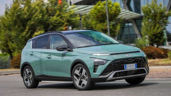 Класацията на най-икономичните употребявани бензинови автомобили включва и компактен кросоувър като Hyundai Bayon, който през 2021 постигна среден разход на гориво от 3,75 л/100 км в теста за разход на гориво в реални условия. В този случай това е Bayon 1.0 T-GDI 100 HP 48V iMT XCLASS - мек хибрид с 1,0-литров турбо бензинов двигател със 100 к.с. и 6-степенна ръчна скоростна кутия с електронен съединител. 

Петвратият корейски модел с 5 места е дълъг 4,18 метра, а багажникът му може да побере 411/1 205 литра товар. Оставайки в ценовата листа от 2021 до 2024, този Bayon има средна стойност от около 15 000 евро на пазара на употребявани автомобили.
