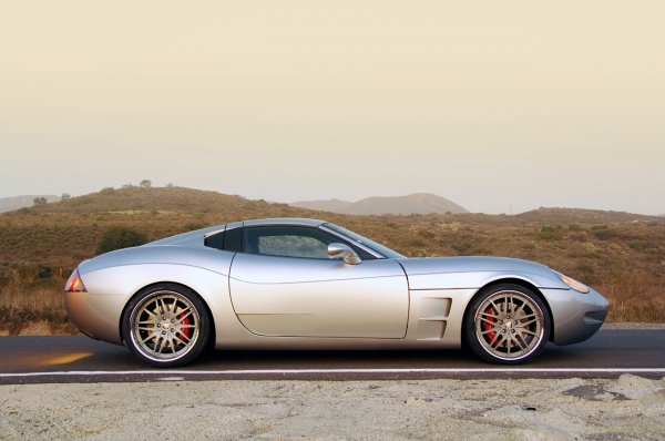 Базовата цена на автомобила започва от $149,500 при купе версията и от $154,500 при кабриолета