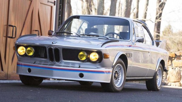 Купето 3.0 CSL е първият европейски автомобил с огромни спойлери и елерони. И това е същото BMW, което спечели European Touring Car Championship (ЕТСС) шест пъти! През 2016 г. показаната на снимката двувратка от 1973 г. отиде под чука за рекордните (за модела) 310 580 евро. По време на търга пробегът на купето бе по-малко от 40 000 км. Това BMW с аеродинамичния комплект, заради който получи прякора "Батмобил", е един от само 167-те автомобила, произведени между 1973 и 1976 г., с 3,2-литровия "шестак" с мощност 206 коня.