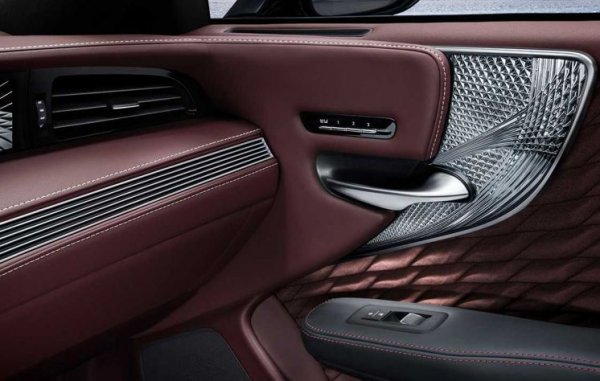 В интериора на седана Lexus LS в най-високото ниво на оборудване се предлага японски кристал &bdquo;Кирико&ldquo;. Той се поставя на ръка от специално обучени майстори, а цената му е 14 500 евро.