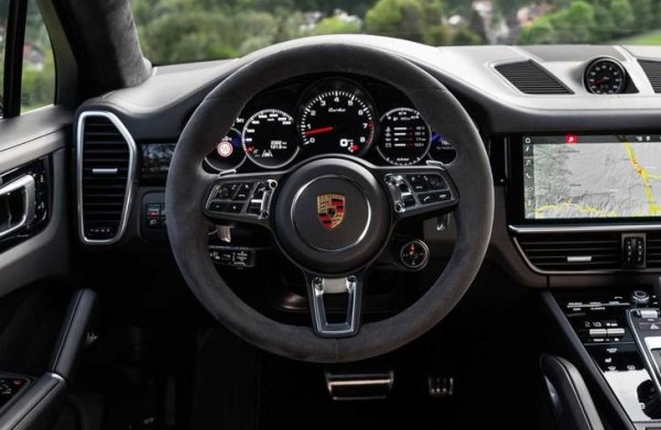 За 12 068 евро компанията Porsche предлага на купувачите на кросоувъра Cayenne Turbo Coupé карбонов таван и дифузьор, 22-цолови джанти GT Design, четири спортни седалки, обшити с алкантара, както и карбонови елементи в интериора.