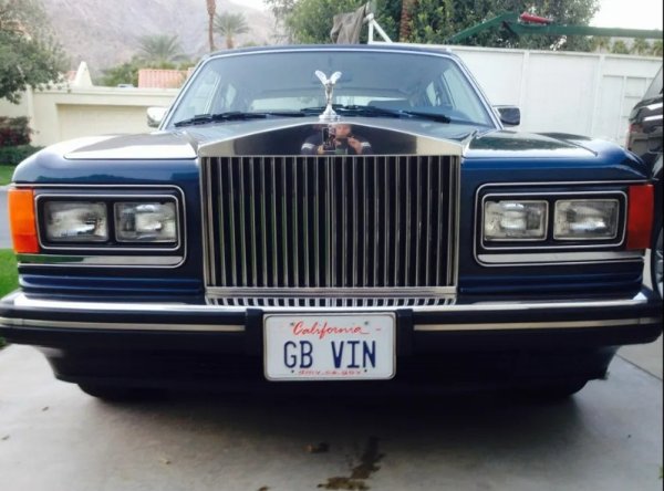 Заедно с Джейсън Стейтъм, прочутият британски актьор и филмов продуцент, Вини Джоунс купува Harley-Davidson в Холивуд. Но след известно време решава да го препродаде, защото е твърде страшен за каране по улиците на Лос Анджелис. Заменя за Rolls-Royce Silver Spur добавяйки само $5000 към мотоциклета, оценен по това време на колосалните $27 000. Все пак годината е 1988-а, в която спечели Купата на Англия с "Уимбълдън". 

Silver Spur се произвежда от английската марка от 1980 до 1997 година. Луксозният автомобил е еволюцията на Silver Shadow , с която споделя част от механиката, както и 6750-кубиковия 90&deg; V8 двигател, комбиниран с тристепенен автоматик. Оригиналната версия, Mark I, разполага с бензинов двигател, оборудван с карбуратор, докато от 1986 г. е въведен инжекцион.