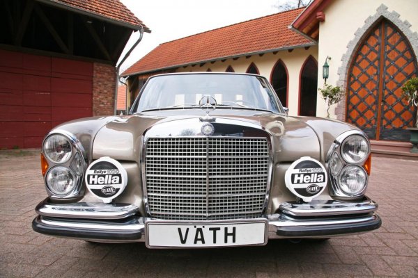 Mercedes-Benz 300 SEL 6.3. Автомобилът е възстановен от тунинг студиото Vath 