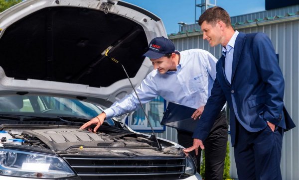 На този етап трябва да се провери състоянието на автомобила - салон, каросерия, шаси, пространство под капака. Ако край мотора мирише на изгоряло, трябва да бъдете внимателни. Задължително проверете нивото на маслото в двигателя. Ако но повърхността има черно покритие, значи то отдавна не е сменяно.
