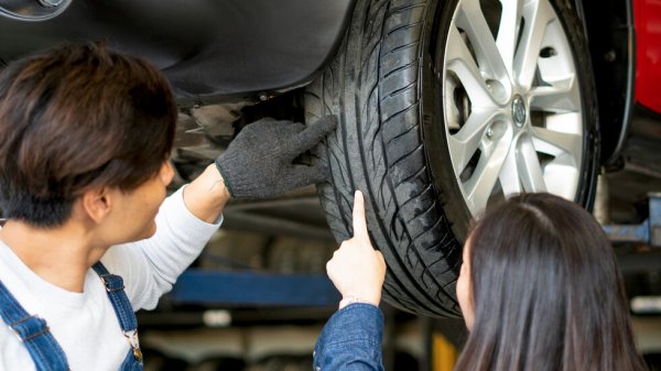 На следващия етап трябва внимателно да бъдат прегледани колелата или по-точно гумите на автомобила. При тях не трябва да има неравномерно износване. Ако забележите такова, има вероятно някои от детайлите на окачването и на кормилната уредба на бъдат износени.