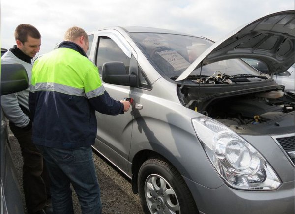 Важно е да бъде проверено състоянието на лаково покритие и боята върху каросерията на автомобила, за да се убедите, че автомобилът не е участвал в пътно-транспортно произшествие. Можете да използвате дори обикновен магнит - ако под боята има дебел слой грунд, той няма да се залепи.