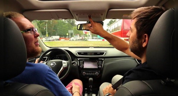 Ако в салона има шум или седалката ви е неудобна, спокойно можете да се откажете от набелязания автомобил и да разгледате други варианти. Задължително проверете как работят спирачките, като натиснете внезапно и рязко педала. Ако има възможност, проверете всички системи с помощта на компютърна диагностика.