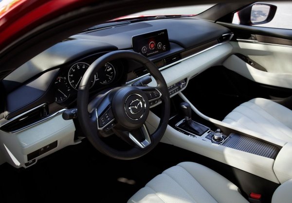 Освен това, за японската марка е трудно да се конкурира с кросоувъри в ценови сегмент от 30 000-40 000 долара. Ниското търсене сред корпоративните клиенти също е сред причините, поради които Mazda 6 е един от най-малко търсените седани сред новите автомобили.