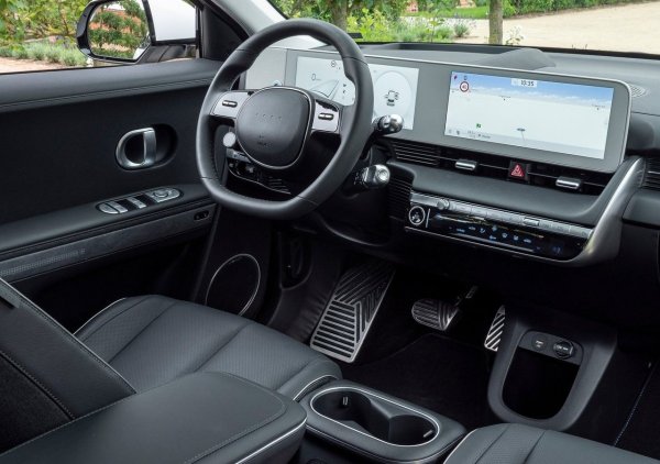 Корейският модел също така държи високи цени за ремонти, както скъпи оригинални части. Не трябва да се пропуска и бързо остаряване на електрическите автомобили заради честите обновявания. Затова Ioniq 5 често губи почти една трета от цената си през първите месеци.