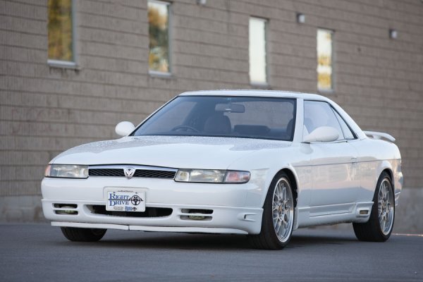 Ако смятате, че Mercedes CL е едно от първите луксозни купета, то трябва да обърнете внимание на Mazda Eunos Cosmo. Този четириместен турър е първата кола оборудвана с мултимедийна система със сензорен екран и GPS навигация с карта. Освен интериор напълнен до горе с техника, Eunos Cosmo се е предлагала и с три-роторен двигател, който от по-малко от два литра обем изкарва над 300 к.с. Роторния двигател предлага по-гладко разгръщане на мощността дори от V12 двигателите в европейски конкуренти, но за сметка на това не им отстъпва и по жажда за бензин.