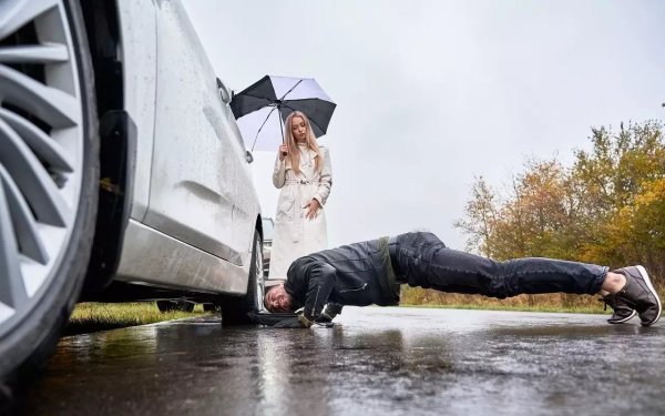 Преди да седнат зад волана, датските шофьори са длъжни да погледнат под колата. Не само заради възможен теч - ами ако някой се крие там? Няма шега, това е официално изискване и ако не бъде спазено, следва глоба.