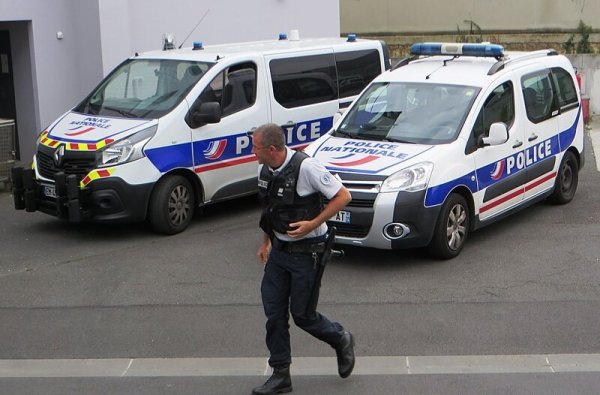 Забранено е да се снимат полицаи и техните автомобили, дори случайно. От 2021 година това може да доведе до глоба или дори задържане от органите на реда.